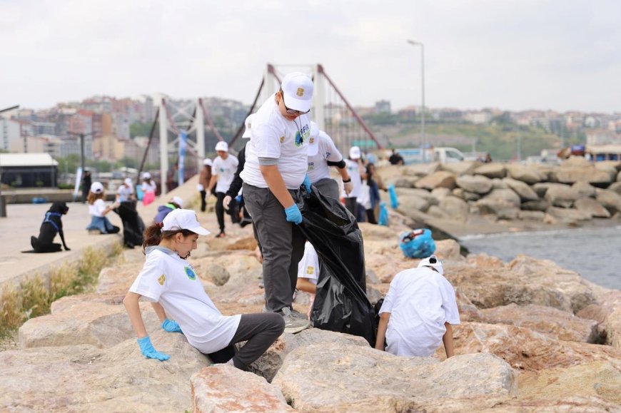 Marmara Denizi Günü'nde Bandırma'da Geniş Çaplı Kıyı Temizliği Yapıldı